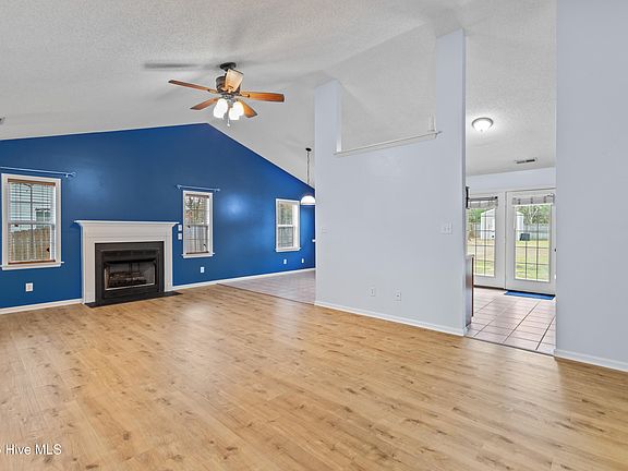 4th image of 102 Summercreek Dr