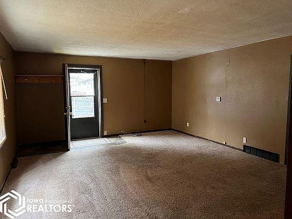4th image of 114 N Lincoln St