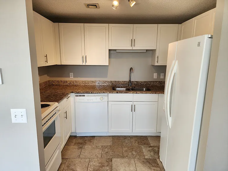 201 W Fulton St — Photo 38