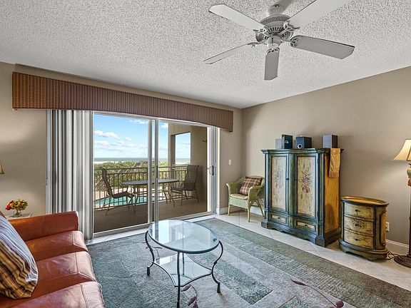 4th image of 379 NE Tradewind Ln Unit 110