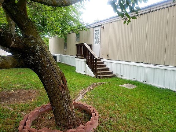 3rd image of 214 Kelly Ln