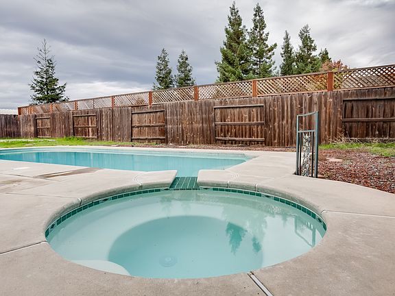 3rd image of 946 Fallbrook Ct