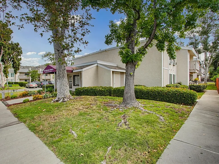 512 Sandalwood Pl — Photo 2