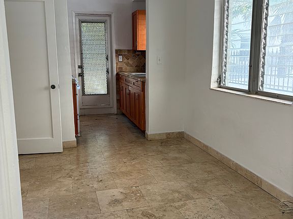 3rd image of 1526 Meridian Ave APT 10