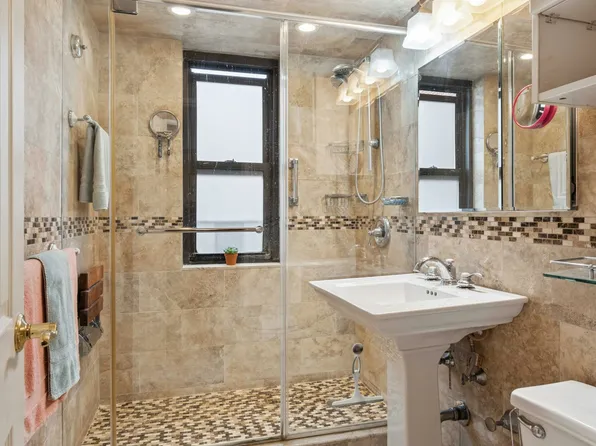 264 East Broadway image 10 of 12