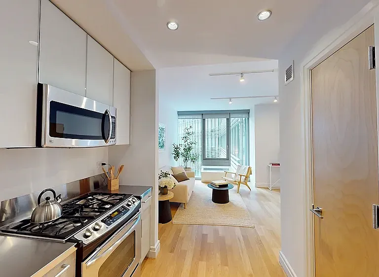 550 W 54th St #1412 — Photo 4