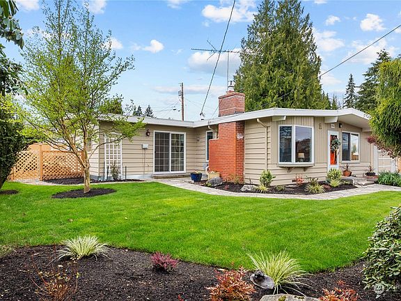 3rd image of 17032 Larch Way
