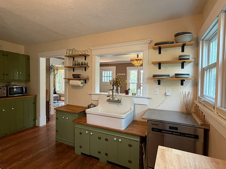 1424 W Franklin St — Photo 14