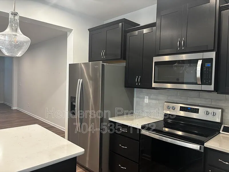 3 bed, 2.5 bath, 2282 sqft, $2,500 — Photo 3