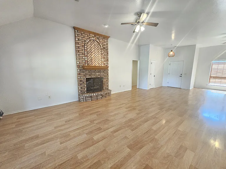 7 NW Forest Ln — Photo 5