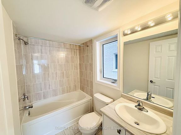 4th image of 925 Crowsnest Holw