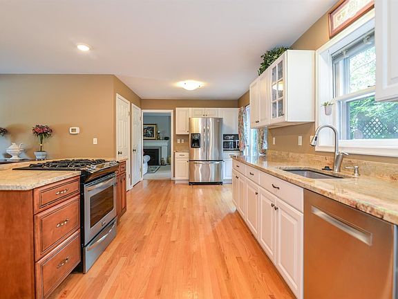 4th image of 2500 Gladstone Ave
