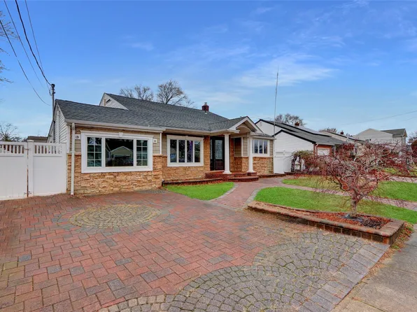 13 Chyam Street, North Babylon, NY 11703