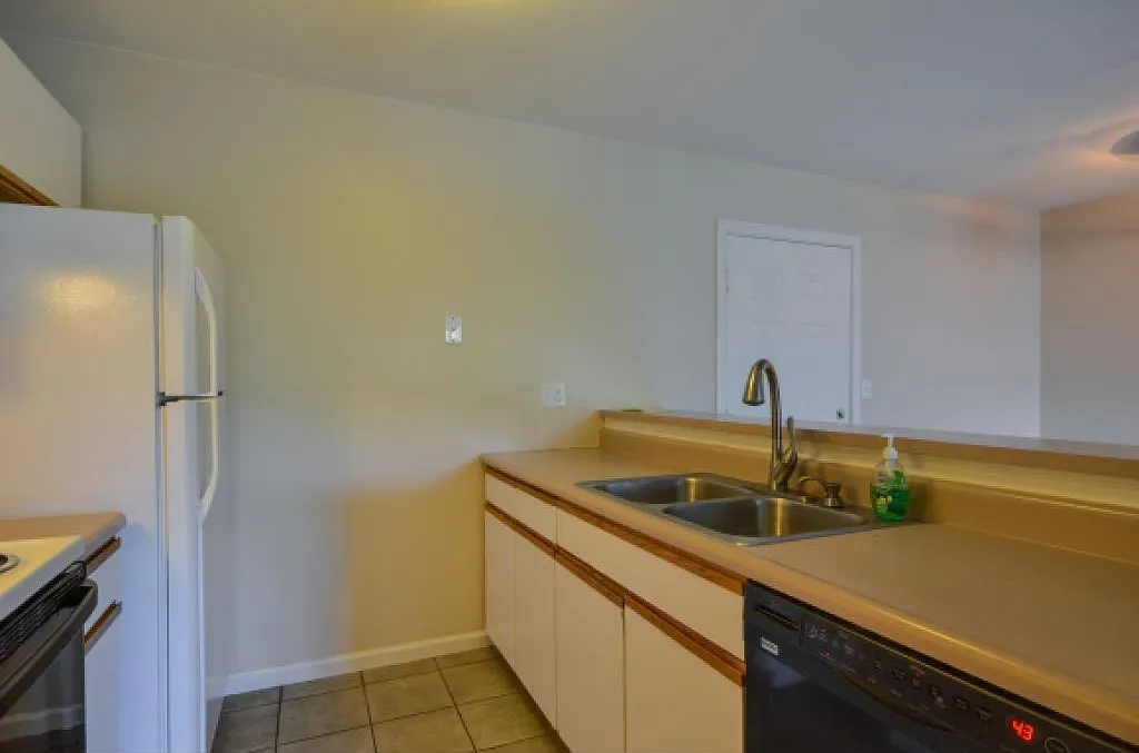2 bed, 820 sqft, $2,200 — Photo 4