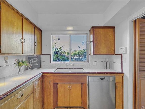4th image of 820 E 5th Ave