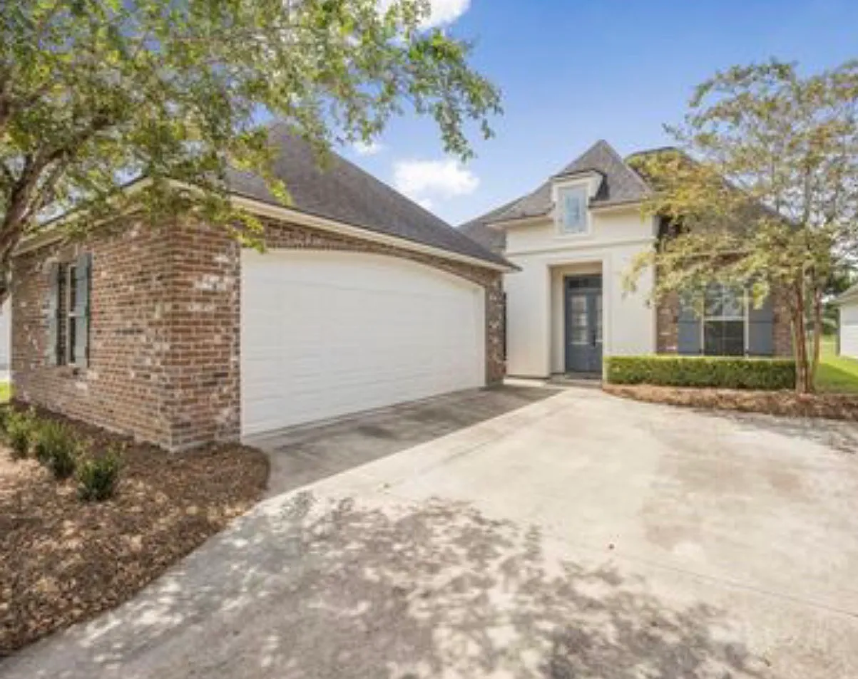 4 bed, 2102 sqft, $3,000 — Photo 1