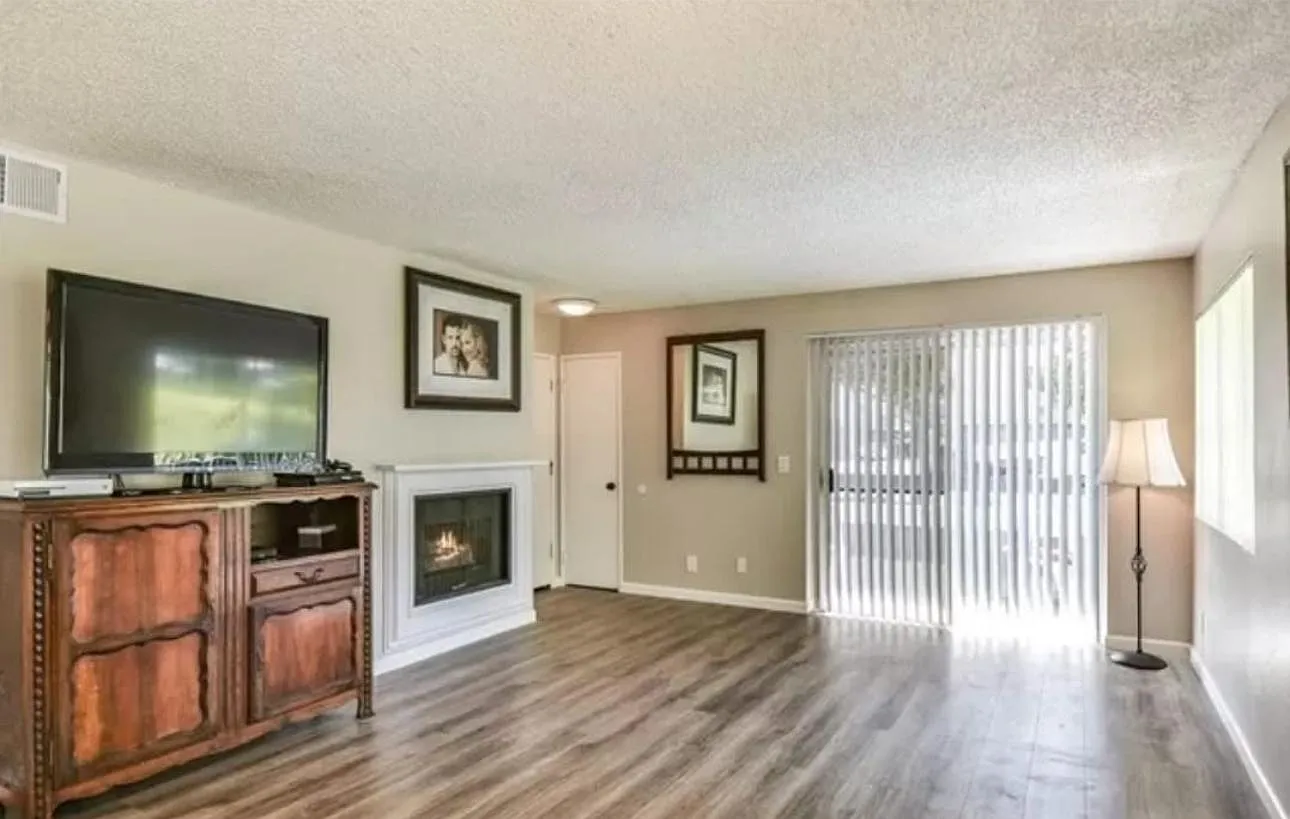 3 bed, 1001 sqft, $3,150 — Photo 3
