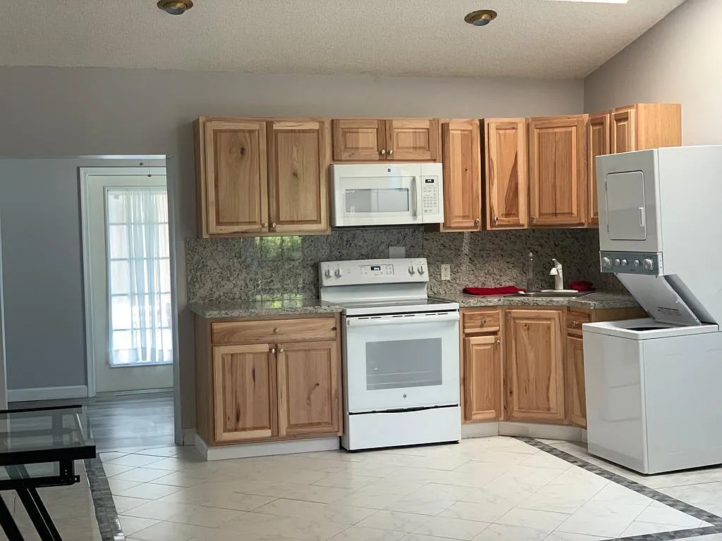 1 bed, 1000 sqft, $1,800 — Photo 1