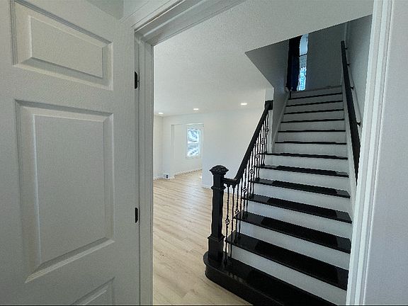 5th image of 423 Harter Ave NW #423