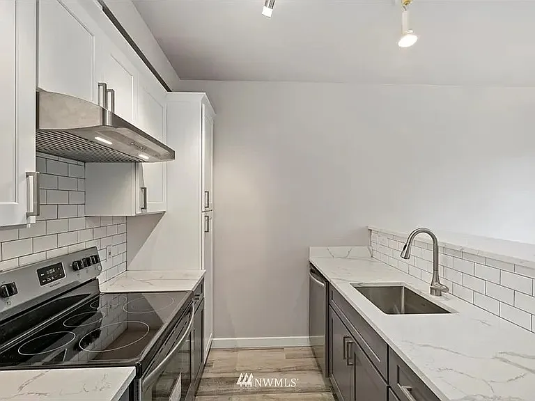 2 bed, 1024 sqft, $2,400 — Photo 3