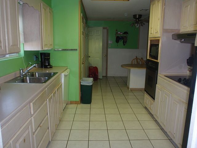 2nd image of 2001 Oakwood Ln