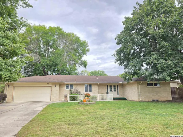 149 Park Ridge Dr, Mason City, IA 50401