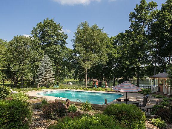 5th image of 15440 Menominee Dr