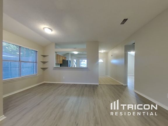 3rd image of 815 Hillbrooke Dr