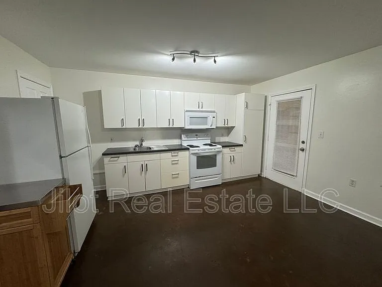 105 Dancing Fox Rd #B — Photo 3