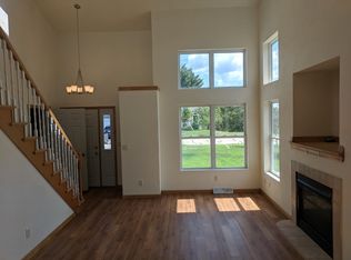 826 Sunridge Dr, Waupaca, WI 54981
