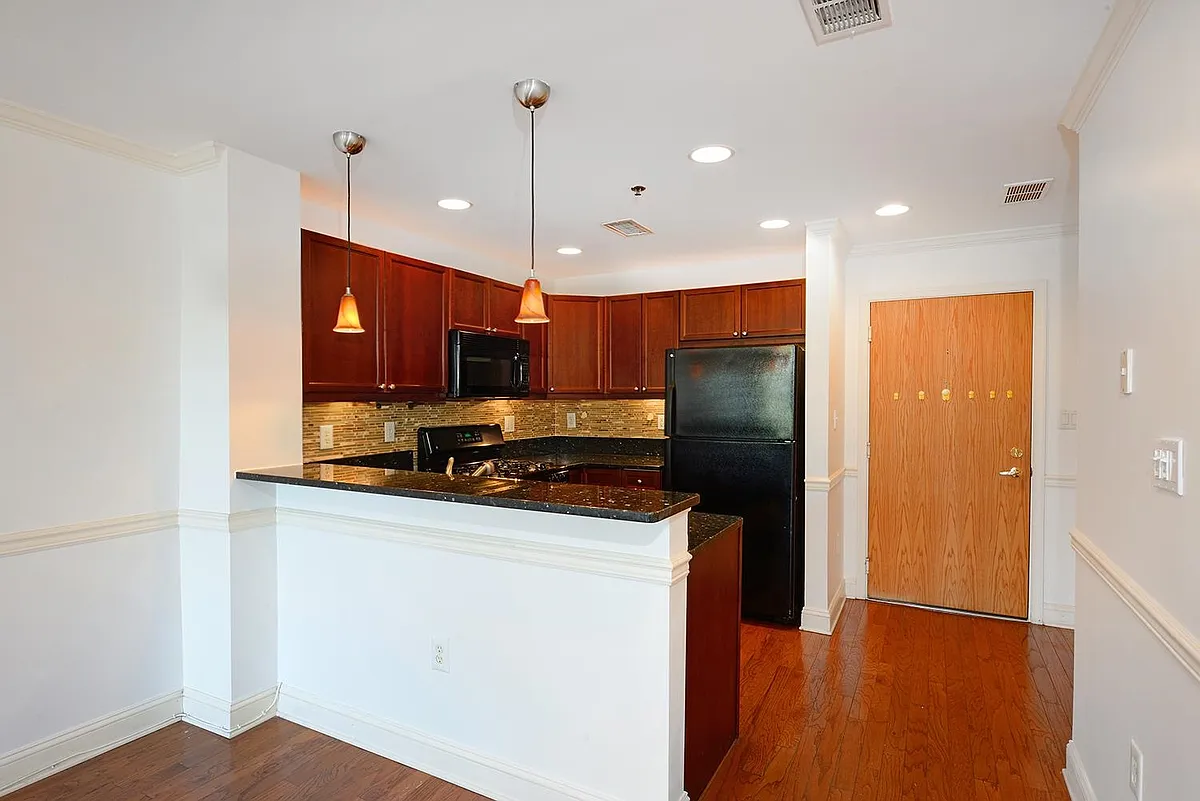 Building Photo - 812 Grand St #514