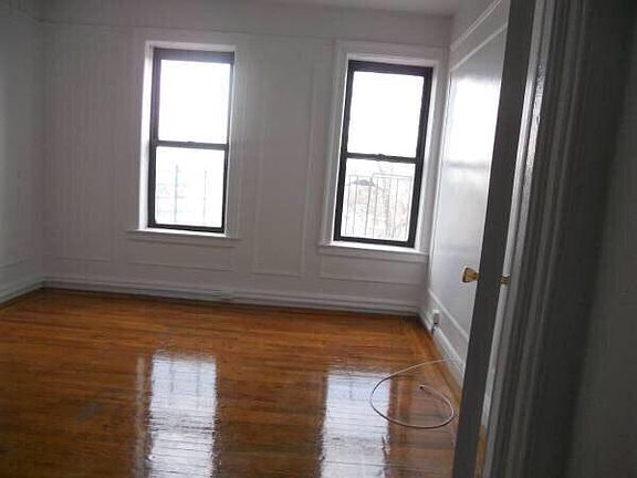 2nd image of 1147 Leland Ave