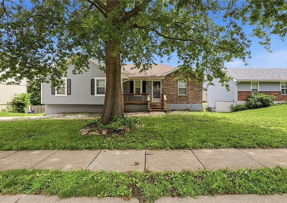 1st image of 901 SW Foxtail Dr