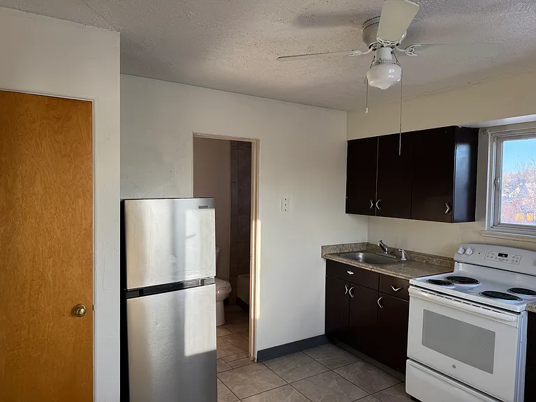 605 Park Dr N #10 — Photo 2