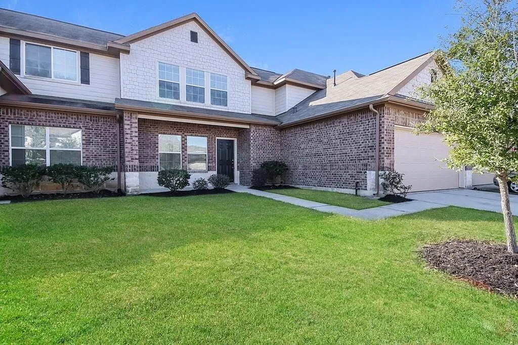 3 bed, 2.5 bath, 1717 sqft, $1,825 — Photo 1