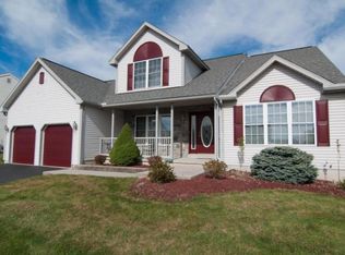 405 Roxberry Dr, Sinking Spring, PA 19608