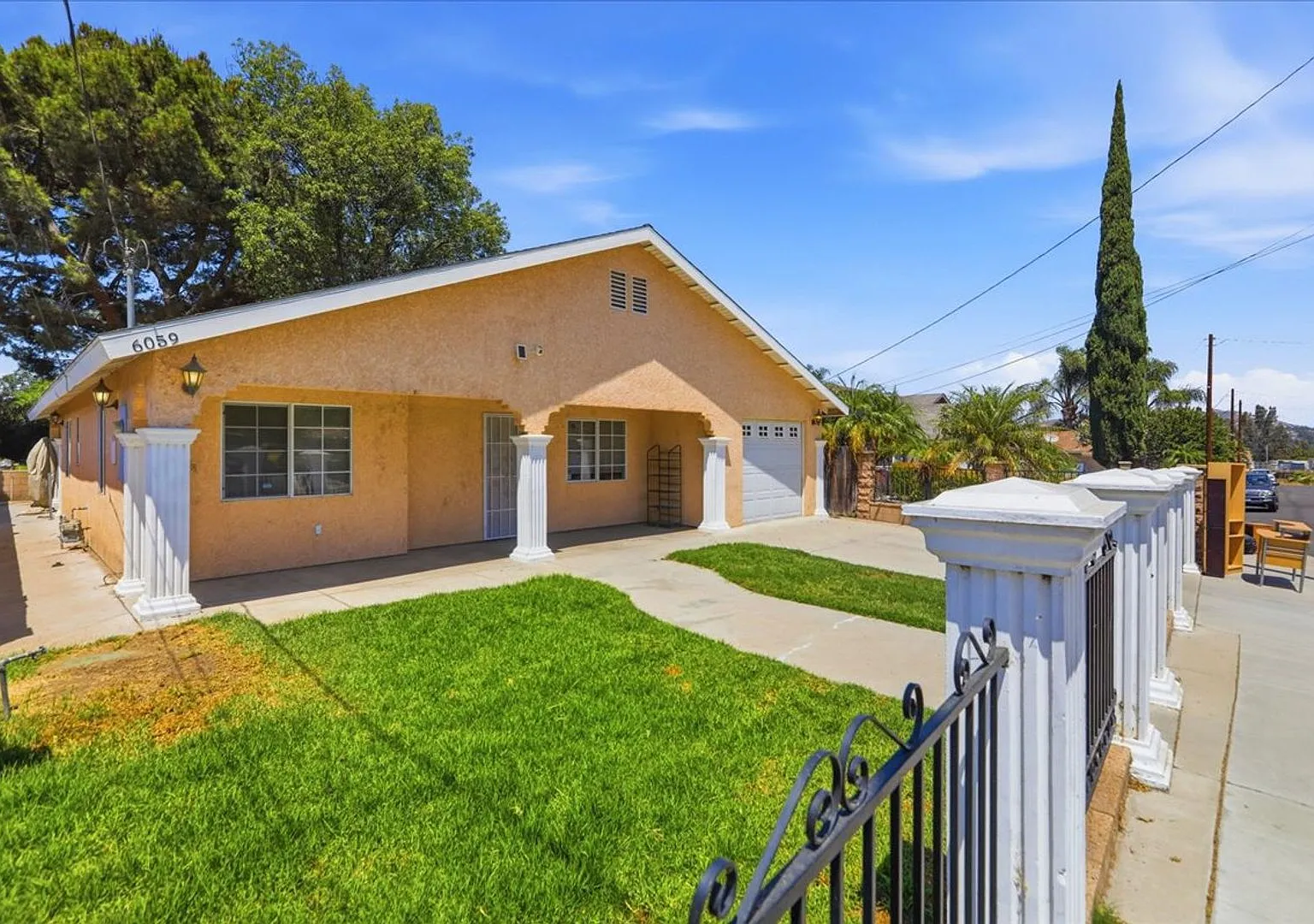 Spacious Home, Generous Yard, Great Riverside Location — Photo 2