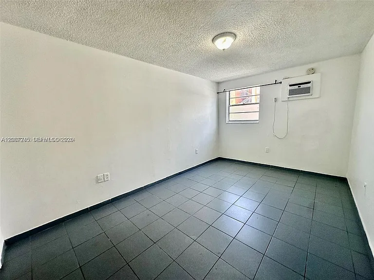718 SW 11th Ave #8 — Photo 4