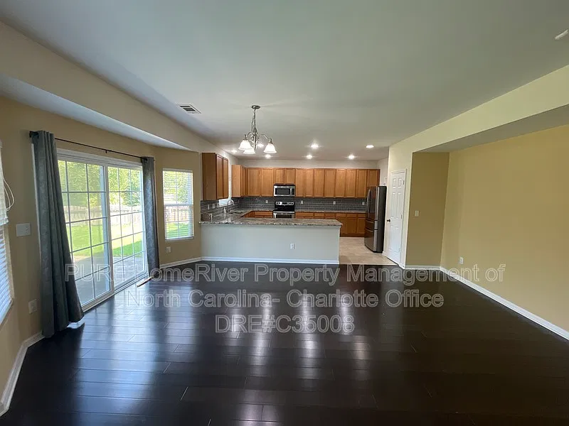 3 bed, 2.5 bath, 2000 sqft, $2,125 — Photo 3