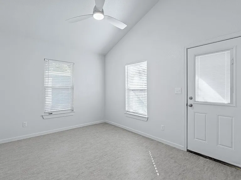 105 Riverside Dr — Photo 9