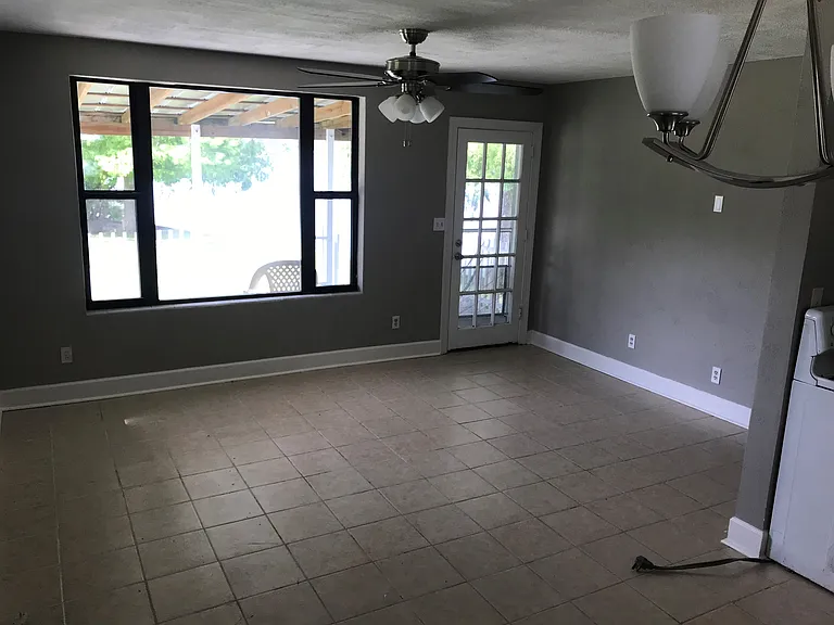 2135 University Blvd S — Photo 8