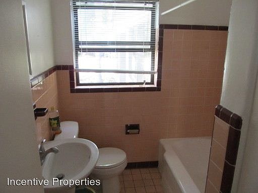 3rd image of 909 Essex Pl