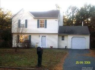 4 Pebble Way, Riverhead, NY 11901