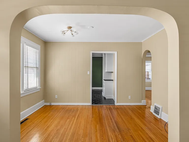 523 E Delmar St — Photo 17