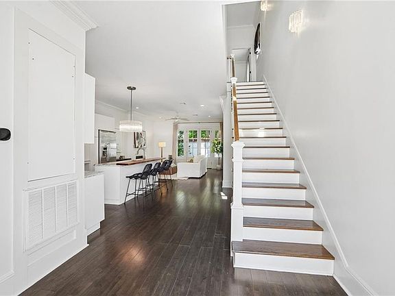 5th image of 725 Robert St