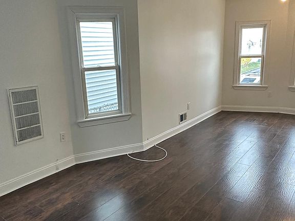 3rd image of 441 S Clinton St Floor 1
