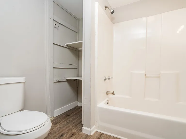759661_025_main_bathroom_13099116.jpg