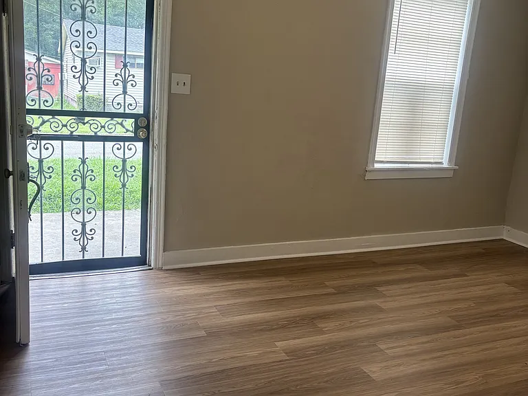 375 Joubert Ave — Photo 2