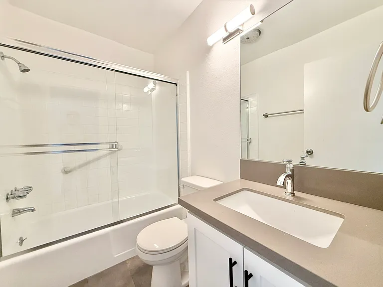 827 Gramercy — Photo 3