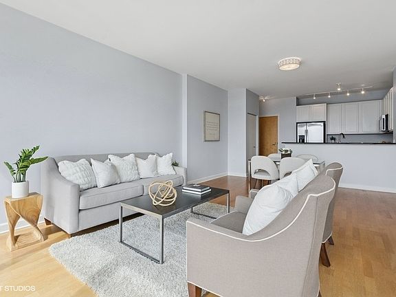 4th image of 1629 S Prairie Ave #1610